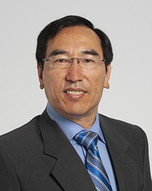 Xuefeng (Chris)  Liu Headshot