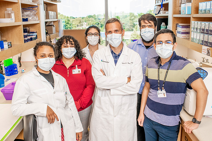 Dr. Ignacio Mata and lab members posing for a picture in their lab.